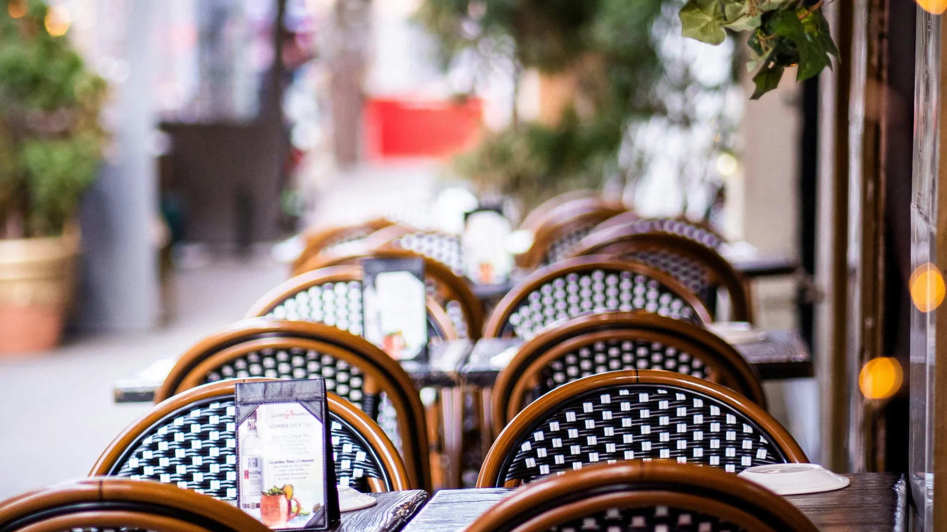 Bord och stolar utomhus, med grönska runt om.