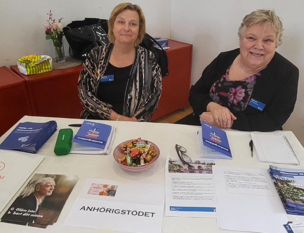 Två kvinnor sitter vid ett bord.