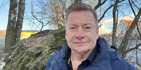 En porträttbild på Bengt Erik Johansson som står utomhus.