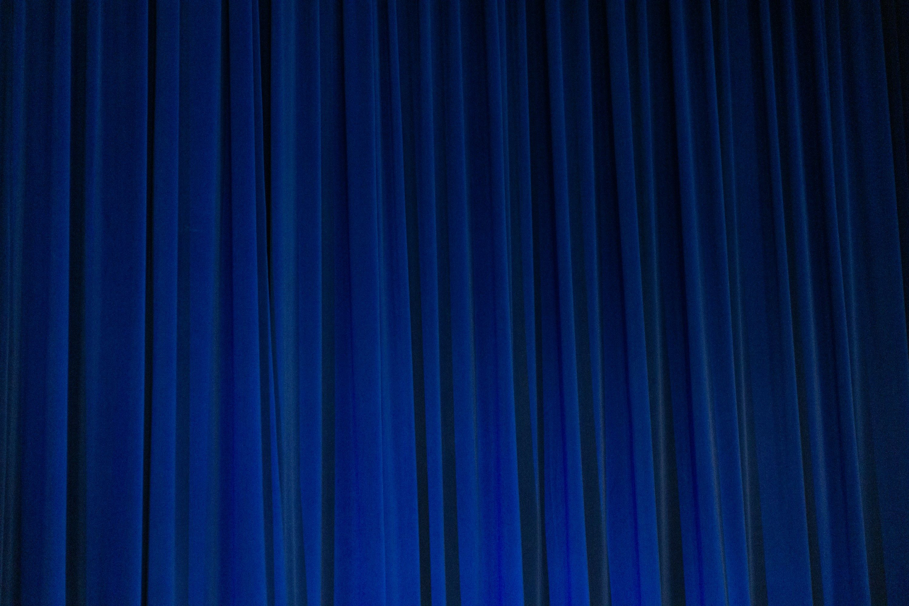 En ridå i mörkblått