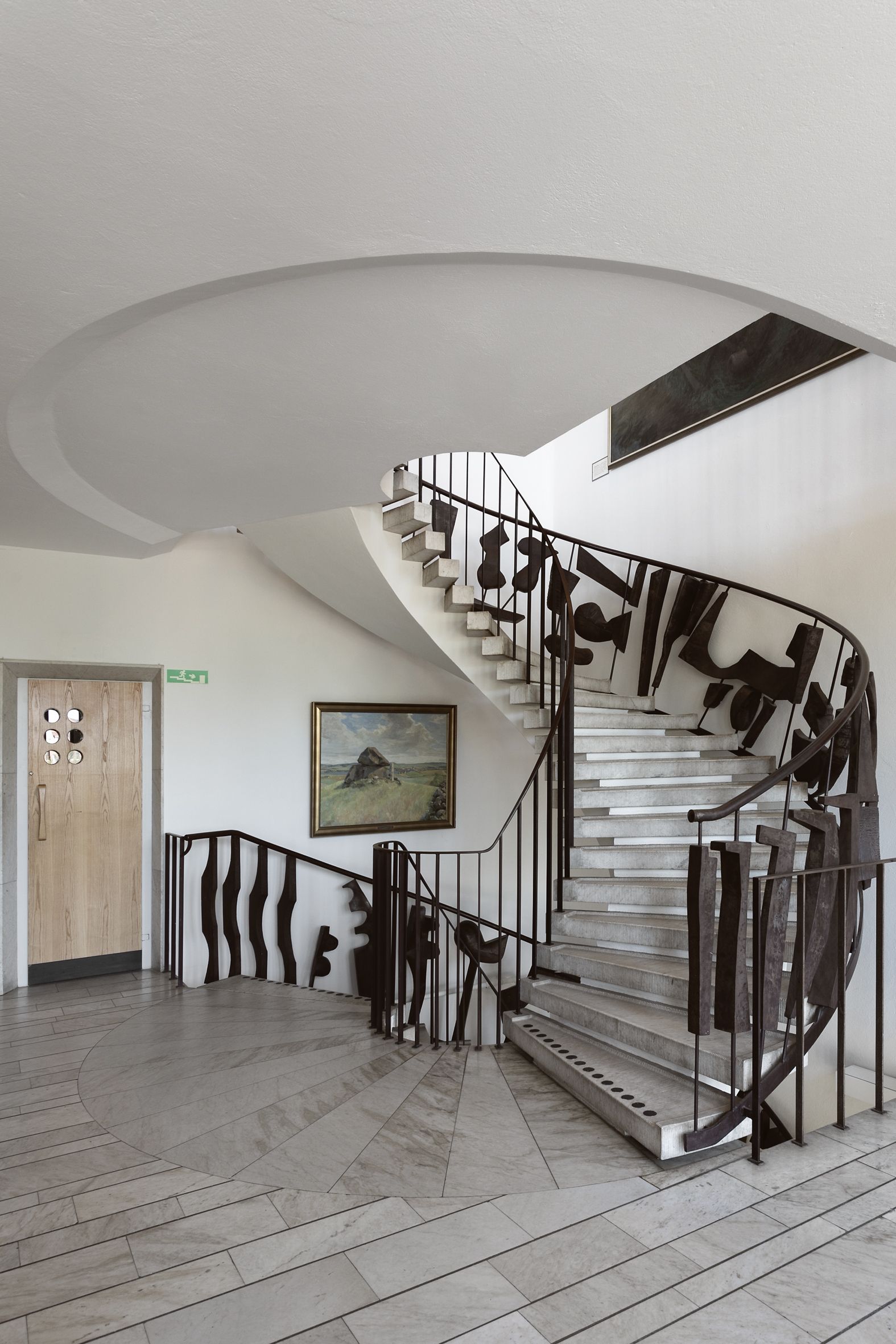 Trapp med ett räcke som också är ett konstverk.