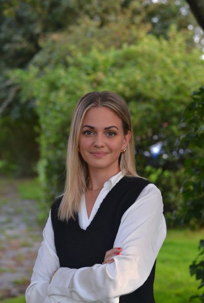 Halvporträtt på Garbriella Hulander. Hon står utomhus.