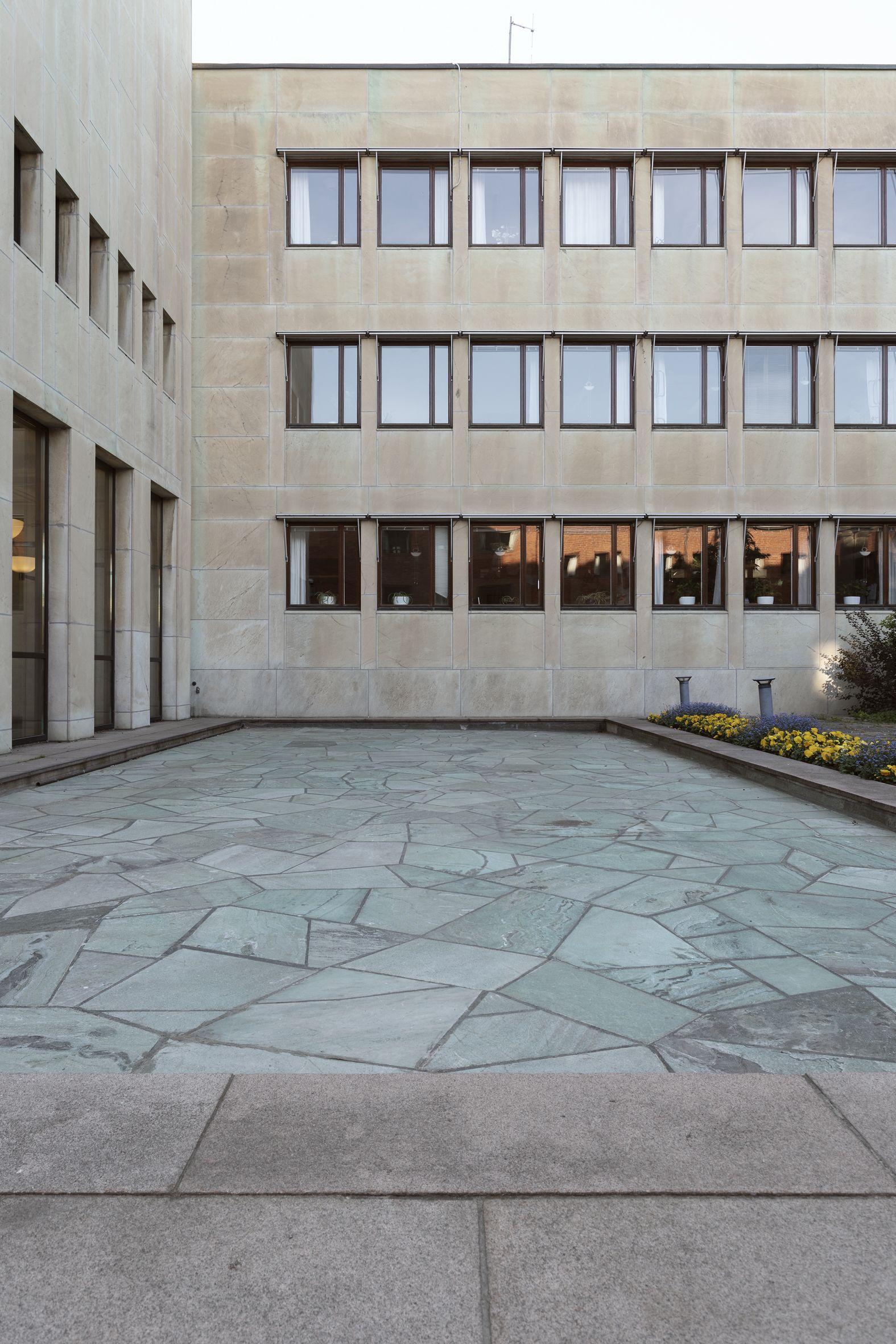 Bild från utsidan. I förgrunden poolen men utan vatten.