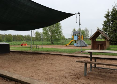 Sandlåda med solskydd