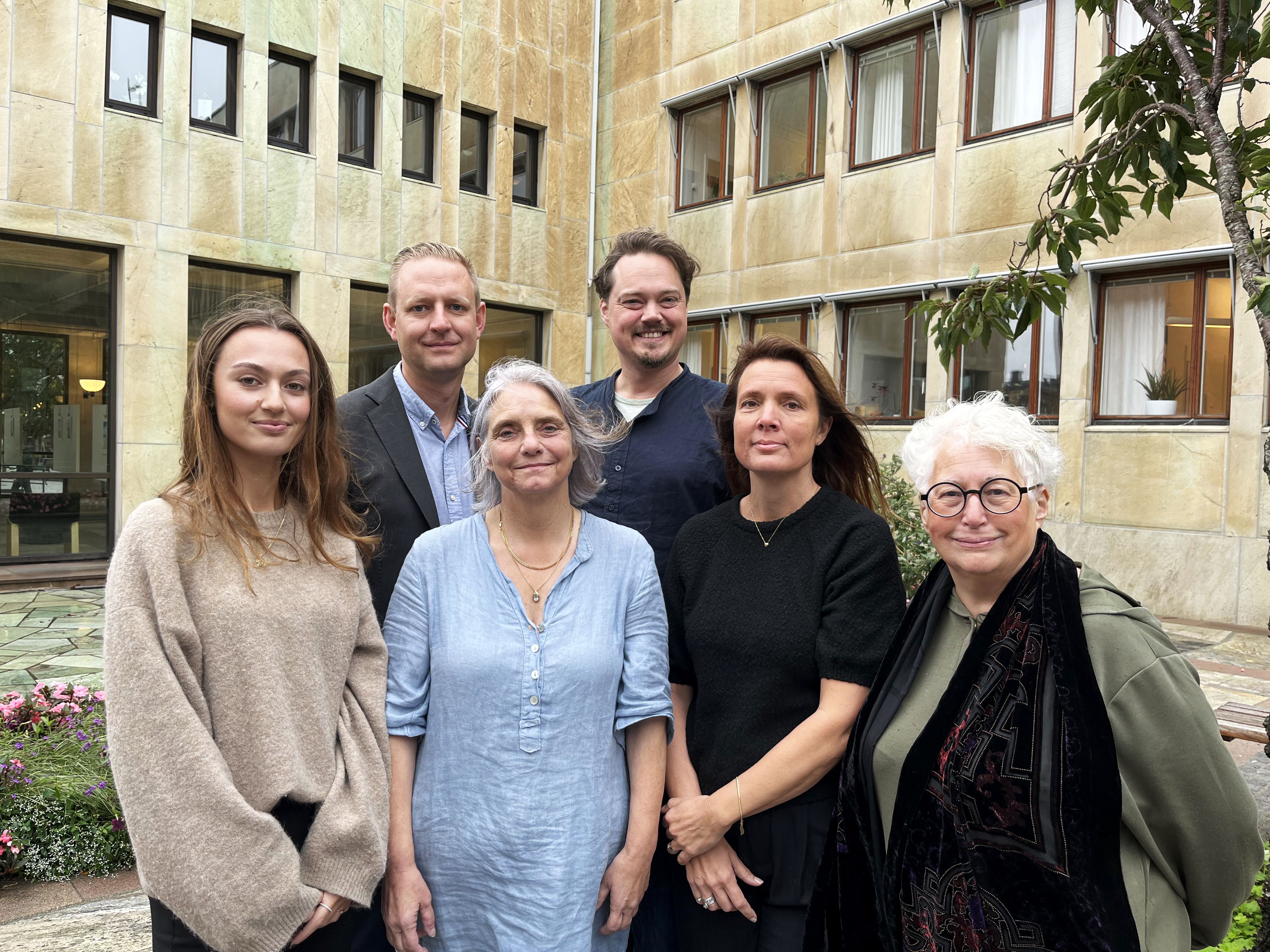 Framtid Falkenberg och vänsterpartiet står framför stadshuset, på innergården.. Från vänster: Miranda Bodiroza (S), Per Svensson (S), Markus Jöngren (MP), Anita Gidén (V), Petra Hygrell (L) och Susan Pettersson (KD). 