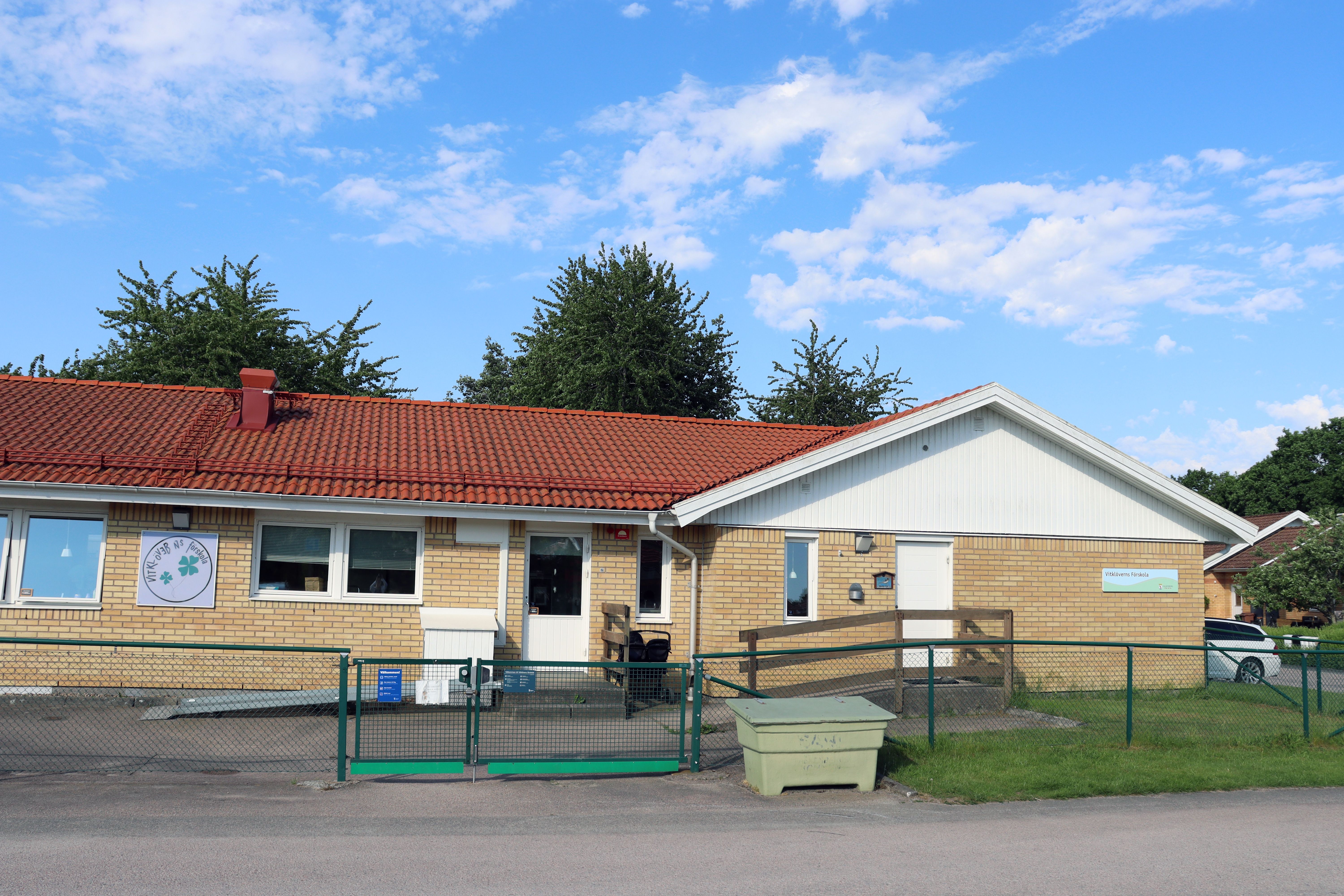 Röd tegelbyggnad sedd från gaveln med skylten "Werners Hages Förskola"