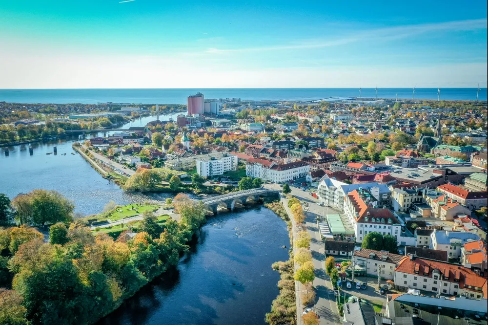 Drönarbild som visar Falkenberg centrum, Ätran och Kattegatt i bakgrunden.