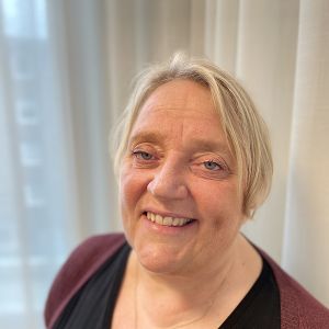 En porträttbild av Ann-Louise Östman. Hon ler.