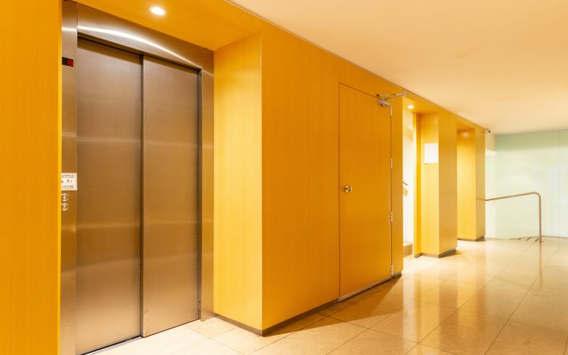 Hiss med ståldörrar, gula väggar.