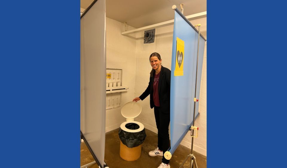 En skyddsrumstoalett - en toalettsits på en tunna.