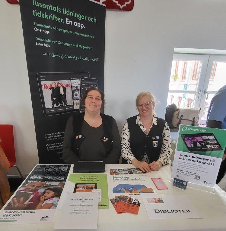 Två kvinnor vid ett bord. Framför dem ligger informationsblad.