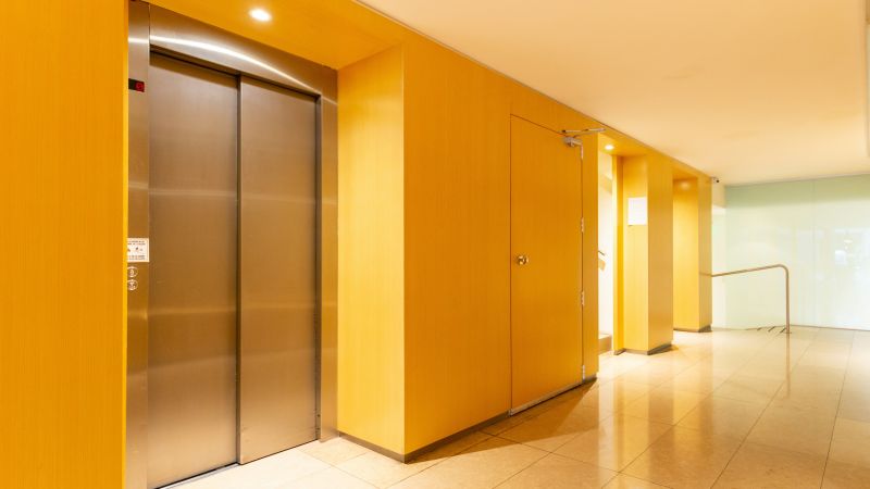 Hiss med ståldörrar, gula väggar.