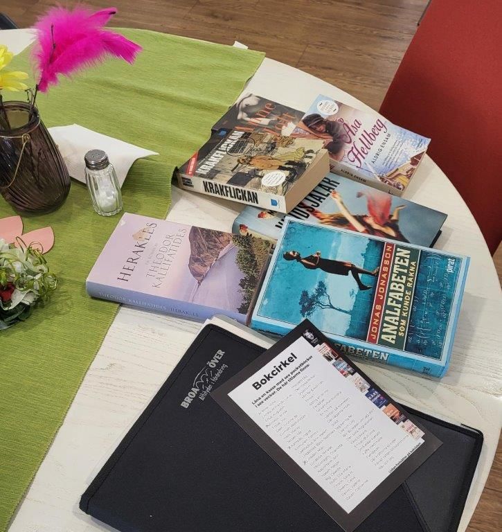Böcker på ett bord.
