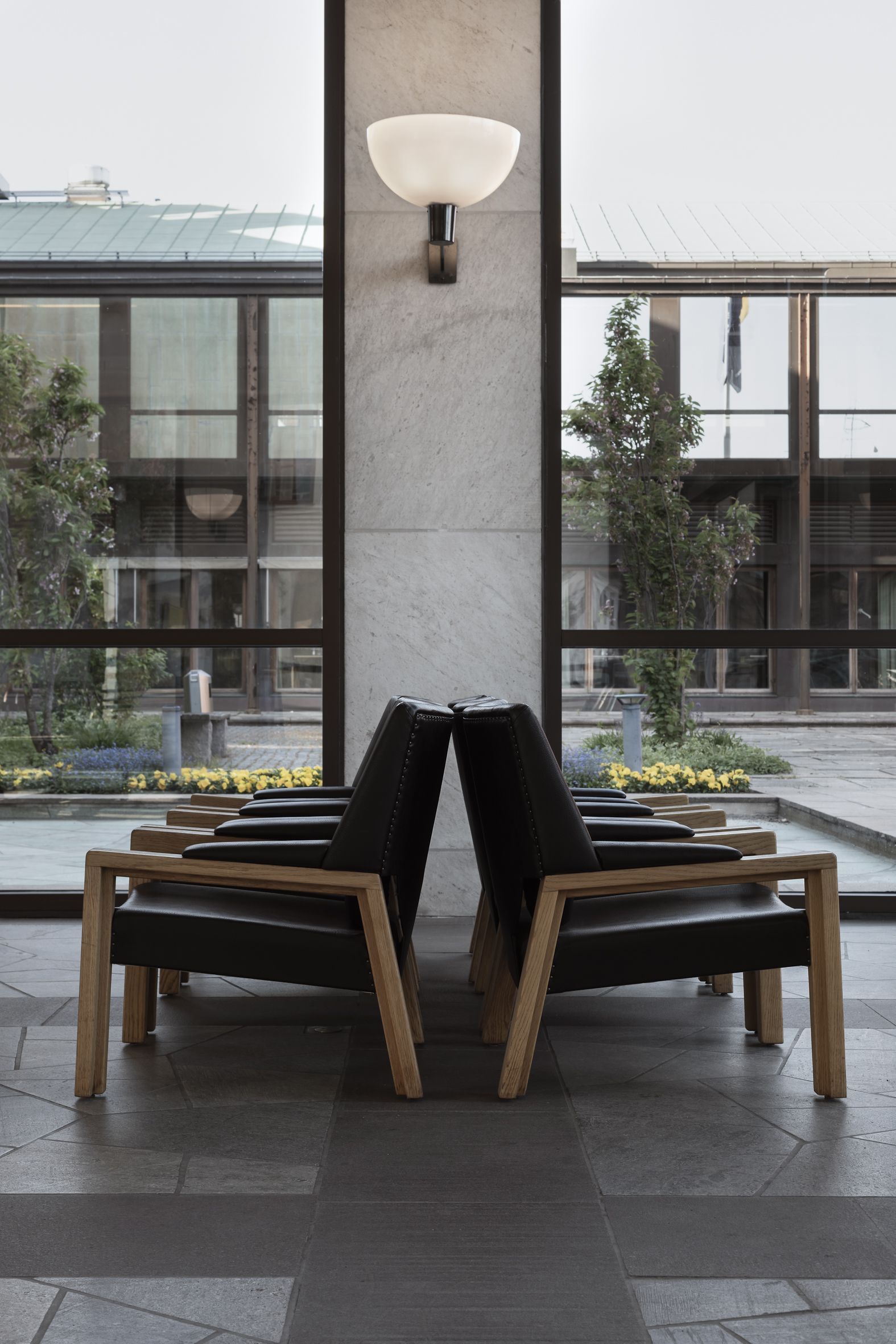 Fåtöljer inne i Kuben.