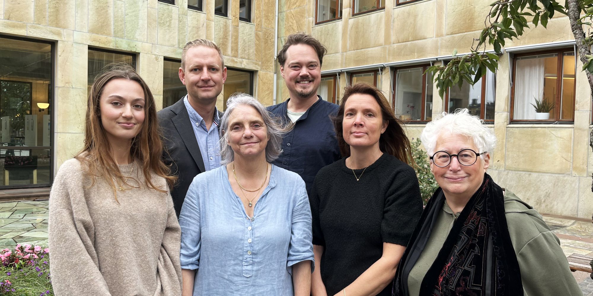 Framtid Falkenberg och vänsterpartiet står framför Stadshuset. Från vänster: Miranda Bodiroza (S), Per Svensson (S), Markus Jöngren (MP), Anita Gidén (V), Petra Hygrell (L) och Susan Pettersson (KD).