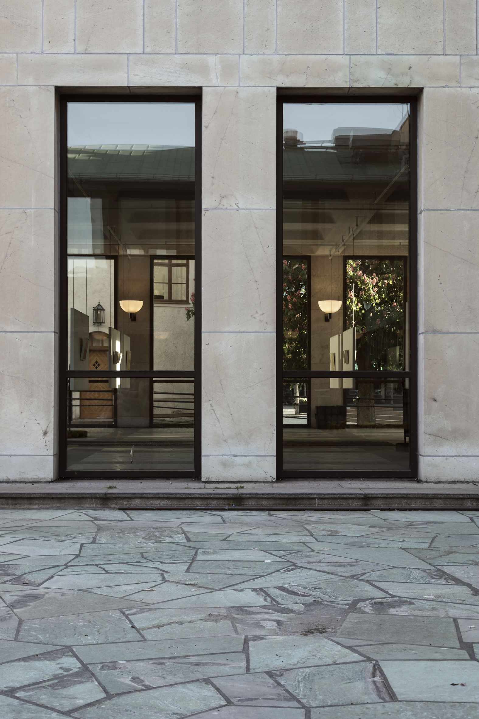 Två stora fönster utifrån in mot entrén.