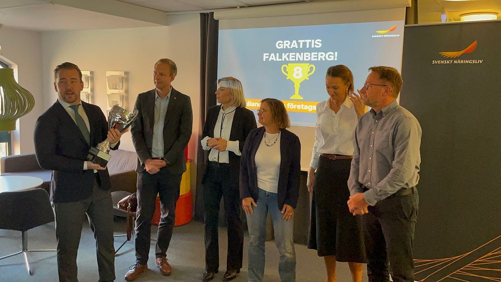 bild på Kristian Ryberg, regionchef på Svenskt näringsliv, delar ut pokalen för nionde gången till Falkenberg.