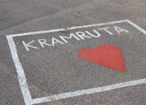 Asfalt med en målad ruta med texten "kramruta" och ett rött hjärta
