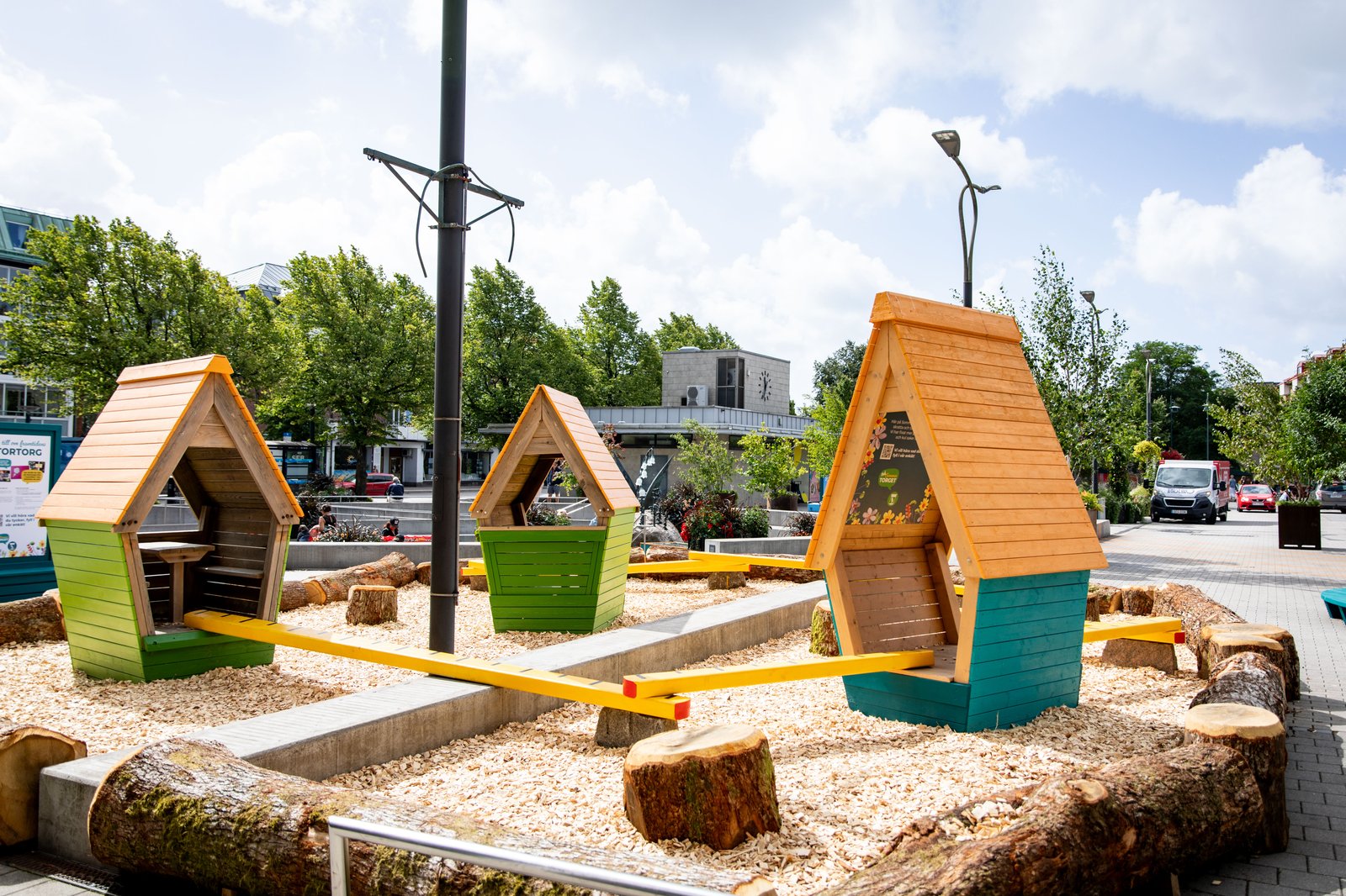 Lekyta på sommartorget med små hus 