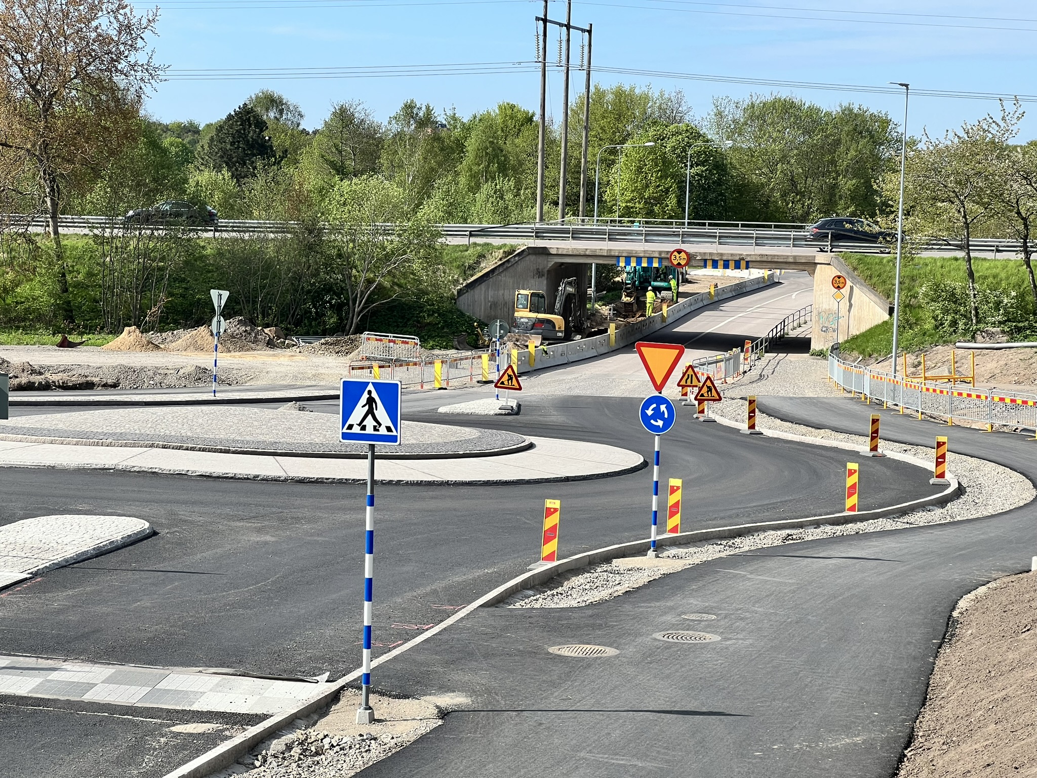 Nygjord rondell som är öppen för trafik