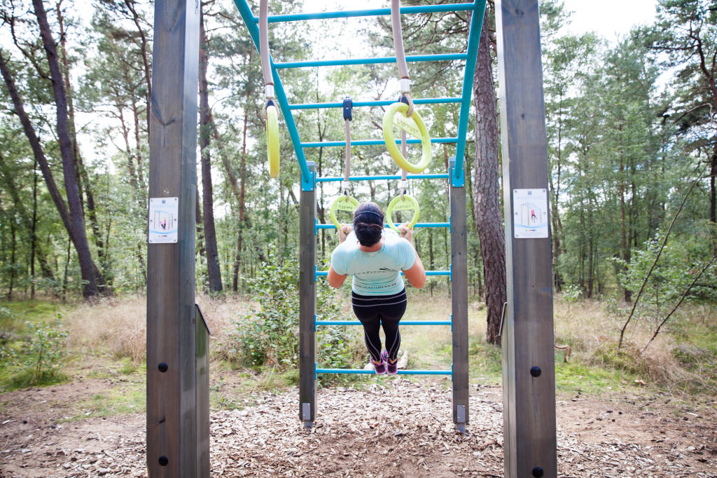 Kvinna tränar på utegym