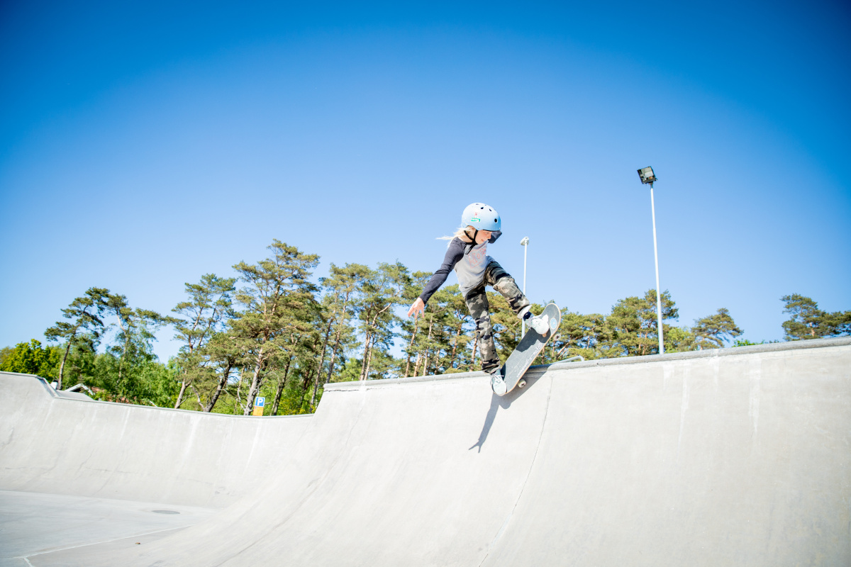 Barn åker skateboard.