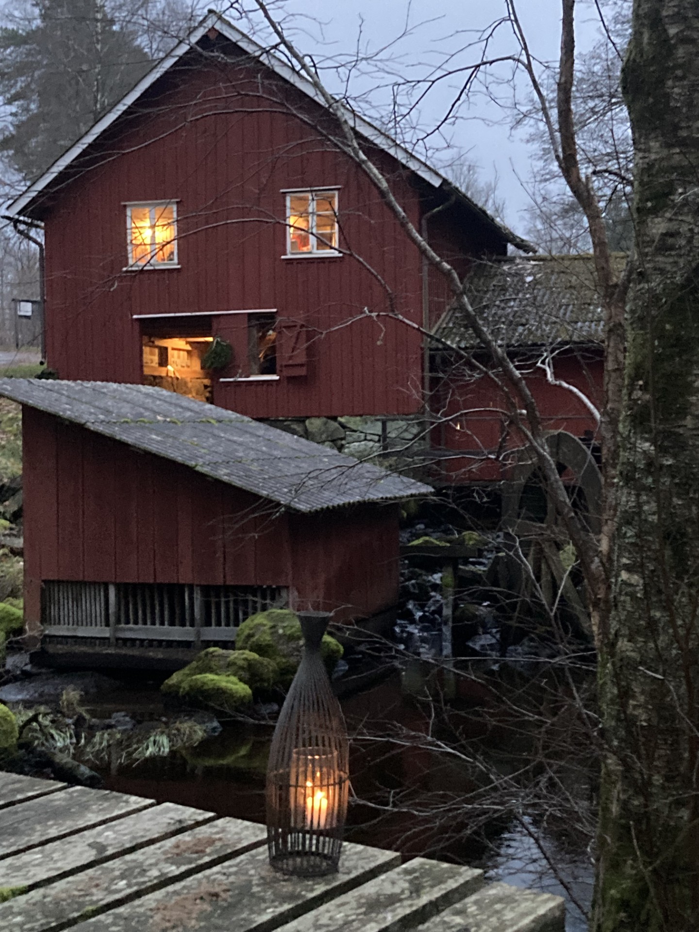 Röd kvarn vid en fors en höstdag. 
