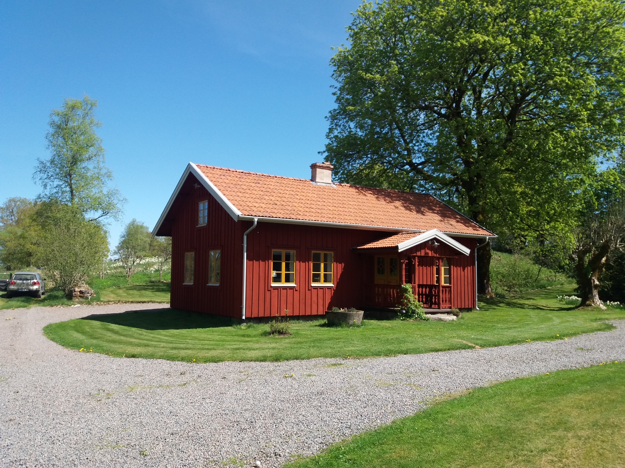 Rött hus med träfasad.