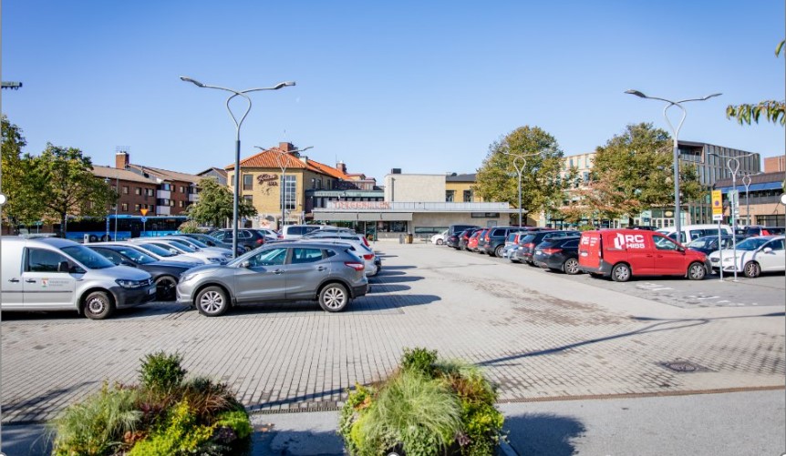 Stortorget, som visar många bilar parkerade i rader under en blå himmel.