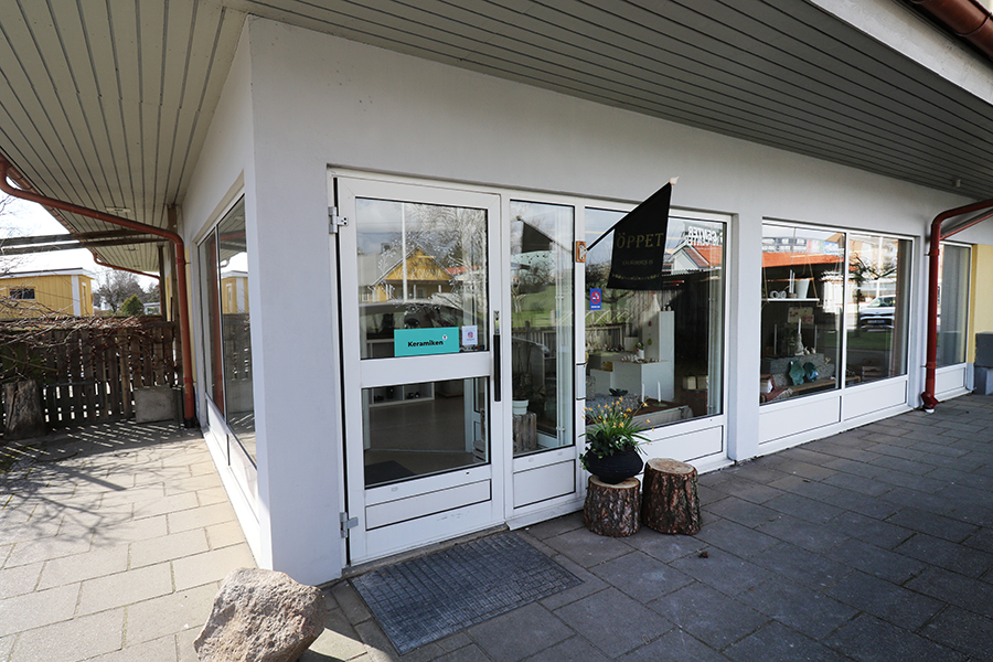 Entrén till en butikslokal.