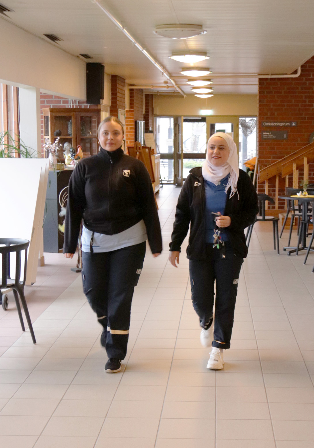 Farah och Tova kommer gående i korridoren på Solhaga.