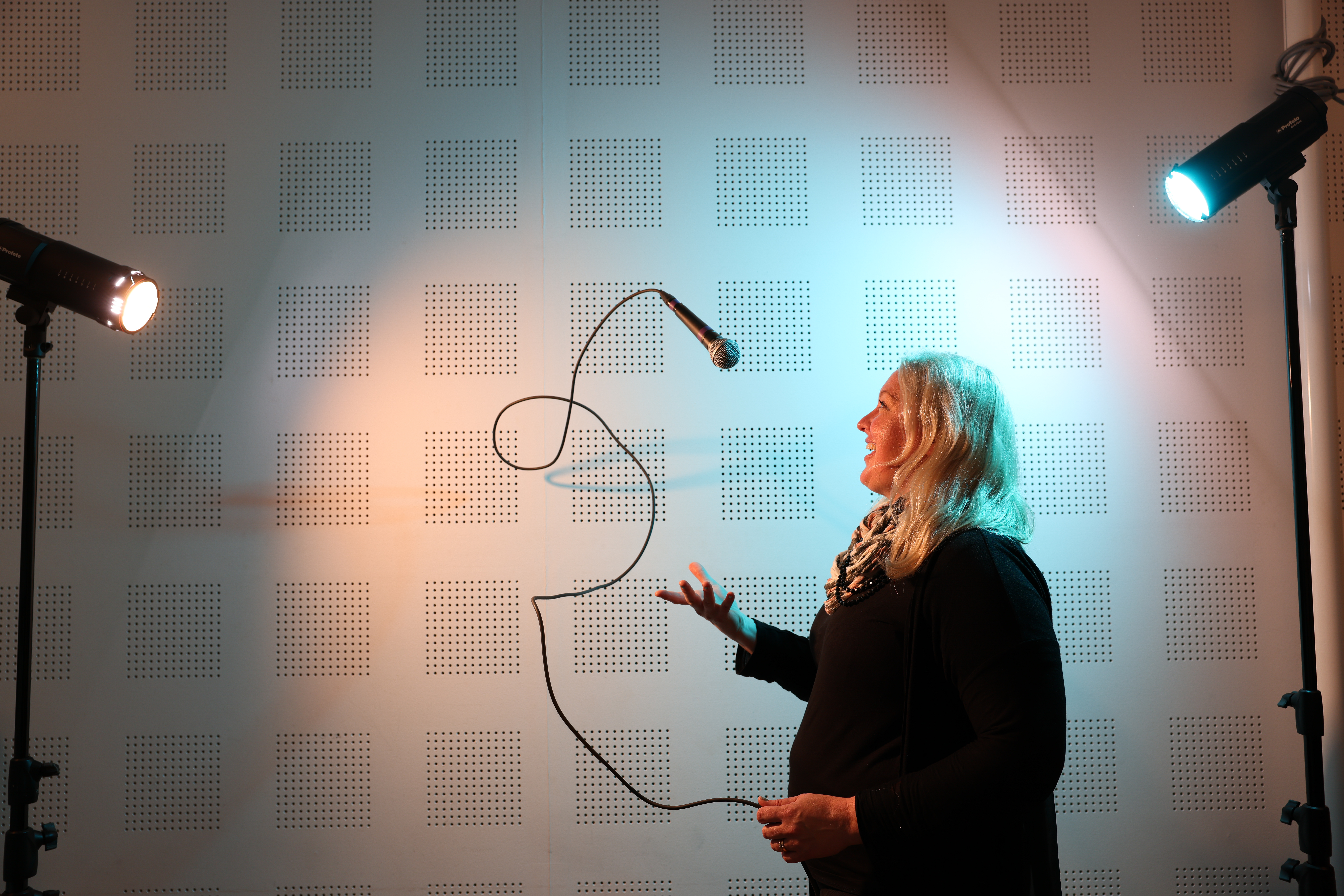 Tjej som spelar på elbas