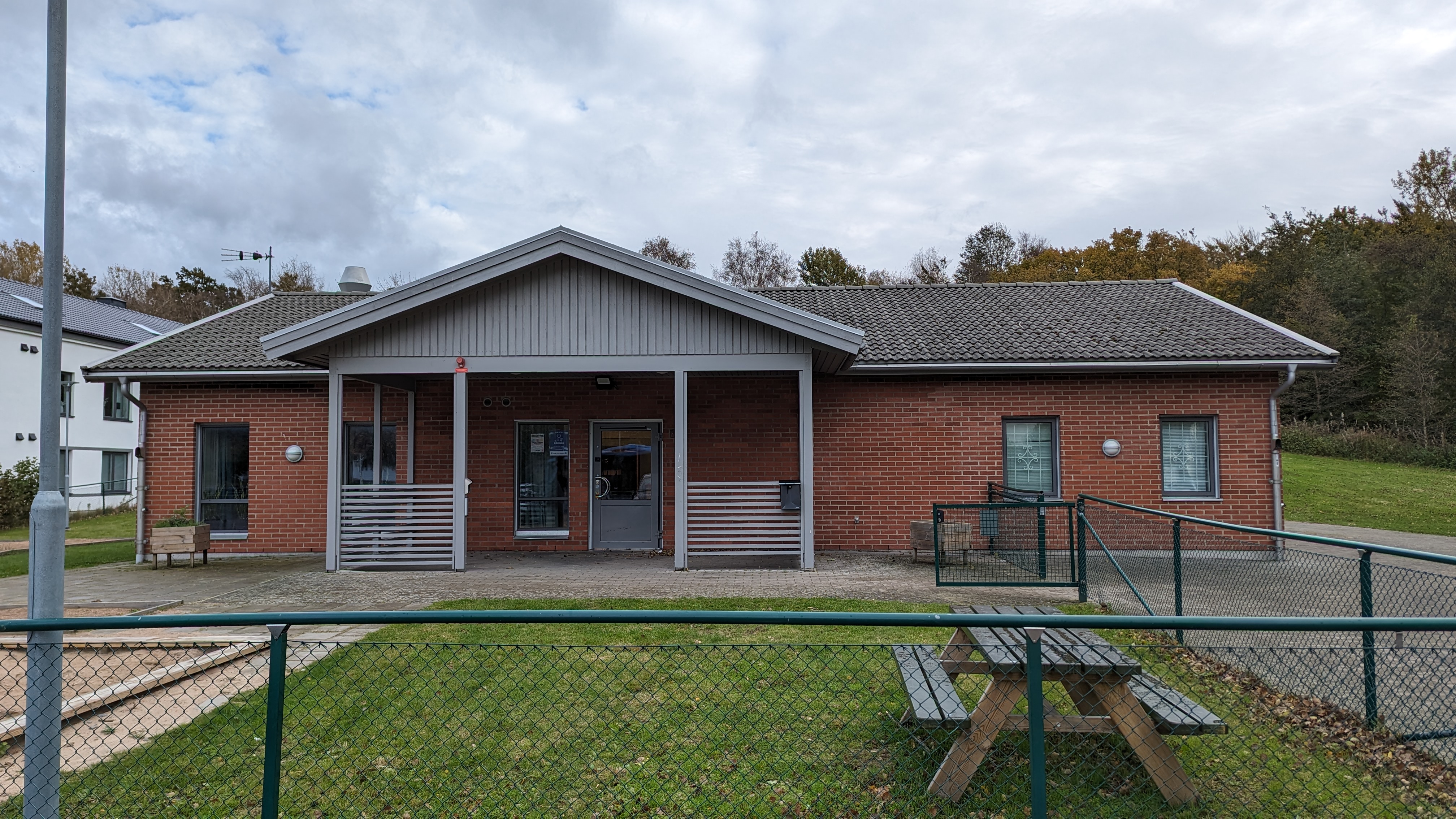 Stenfalkens Hus, en röd tegelbyggnad. 