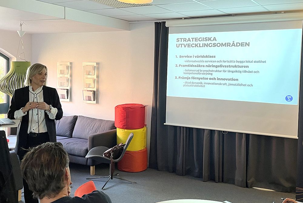 bild på Emma Carlström, näringslivschef, presenterar strategiska utvecklingsområden för att nå målet Sveriges bästa näringslivskommun.