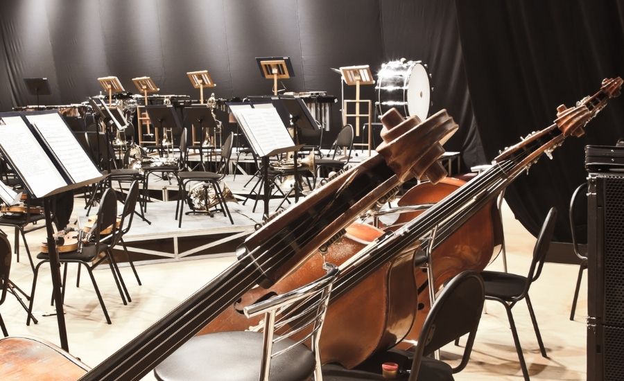 bild på olika instrument i en orkestersal