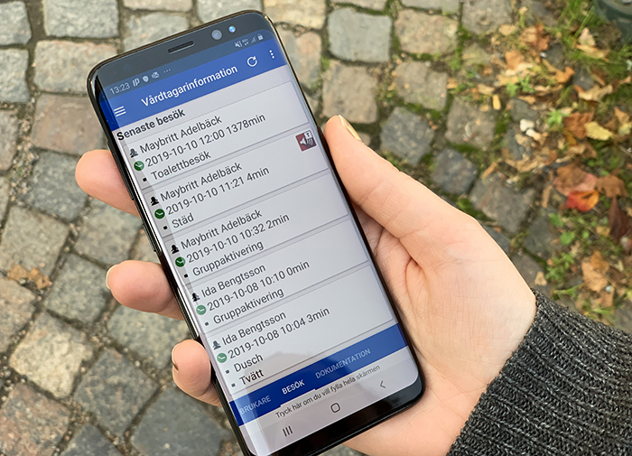 En hand som håller i en mobil.