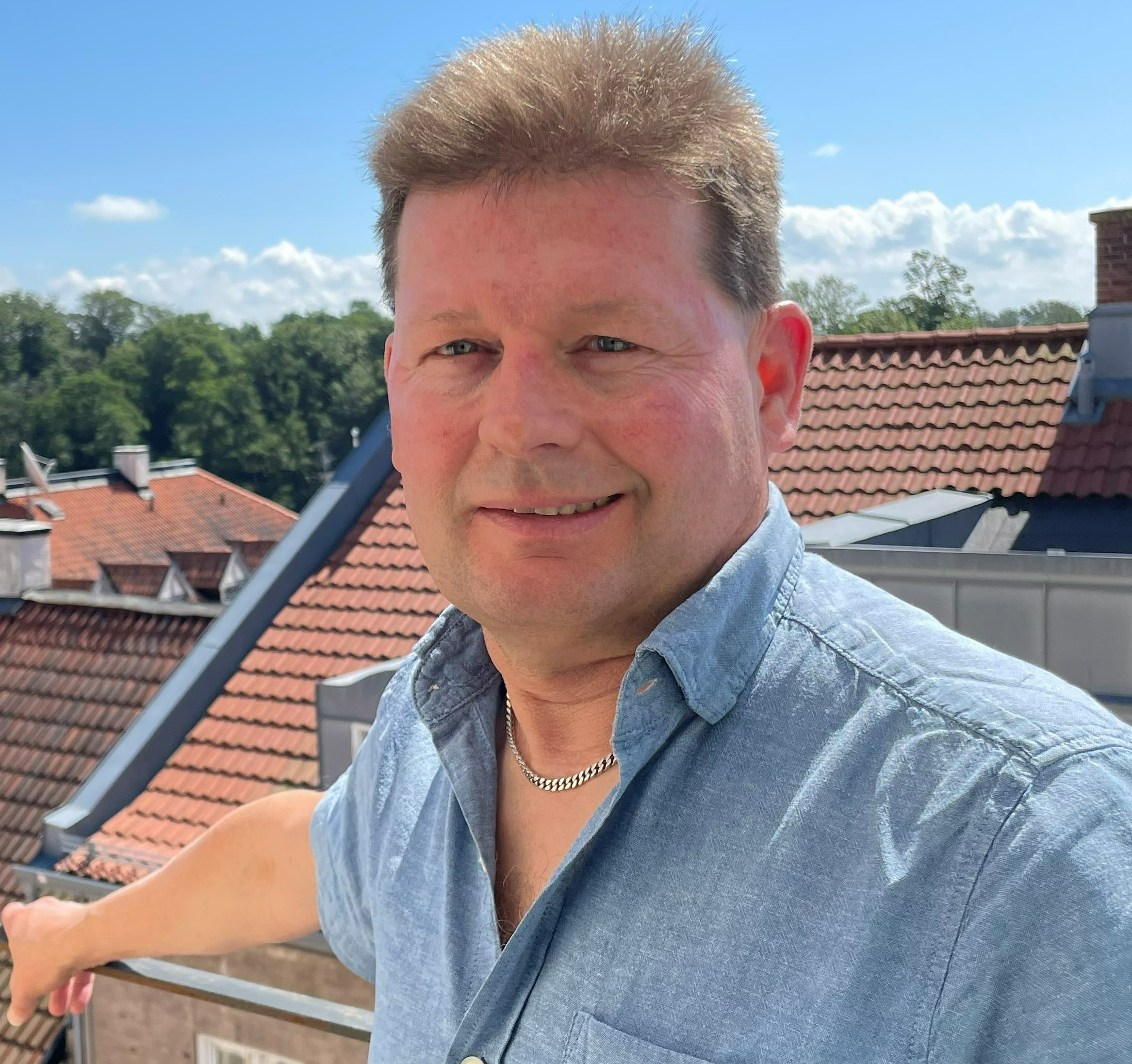 Per Ola står på sin balkong