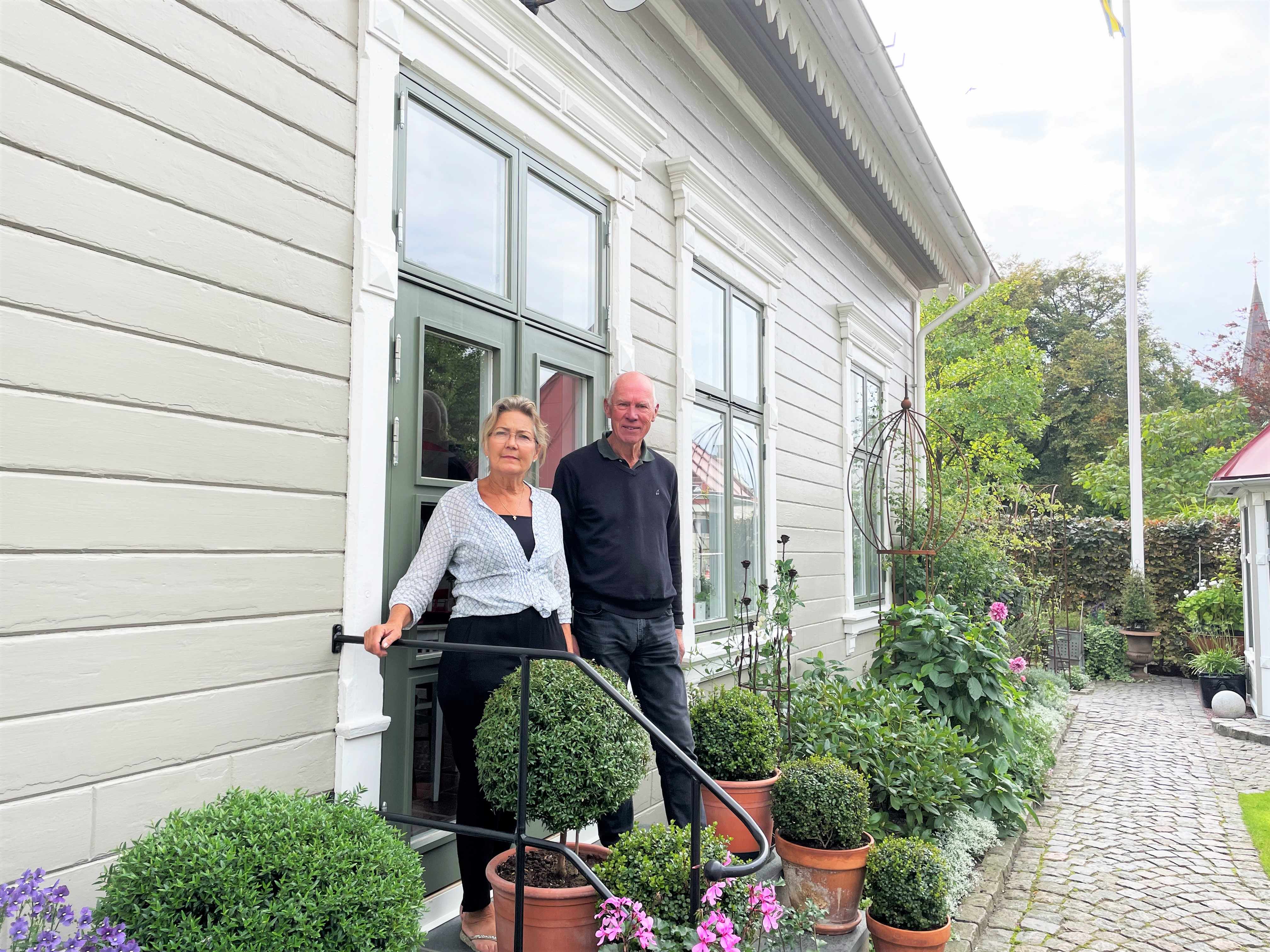 Makarna Sven-Erik och Jette vid Bomanska huset