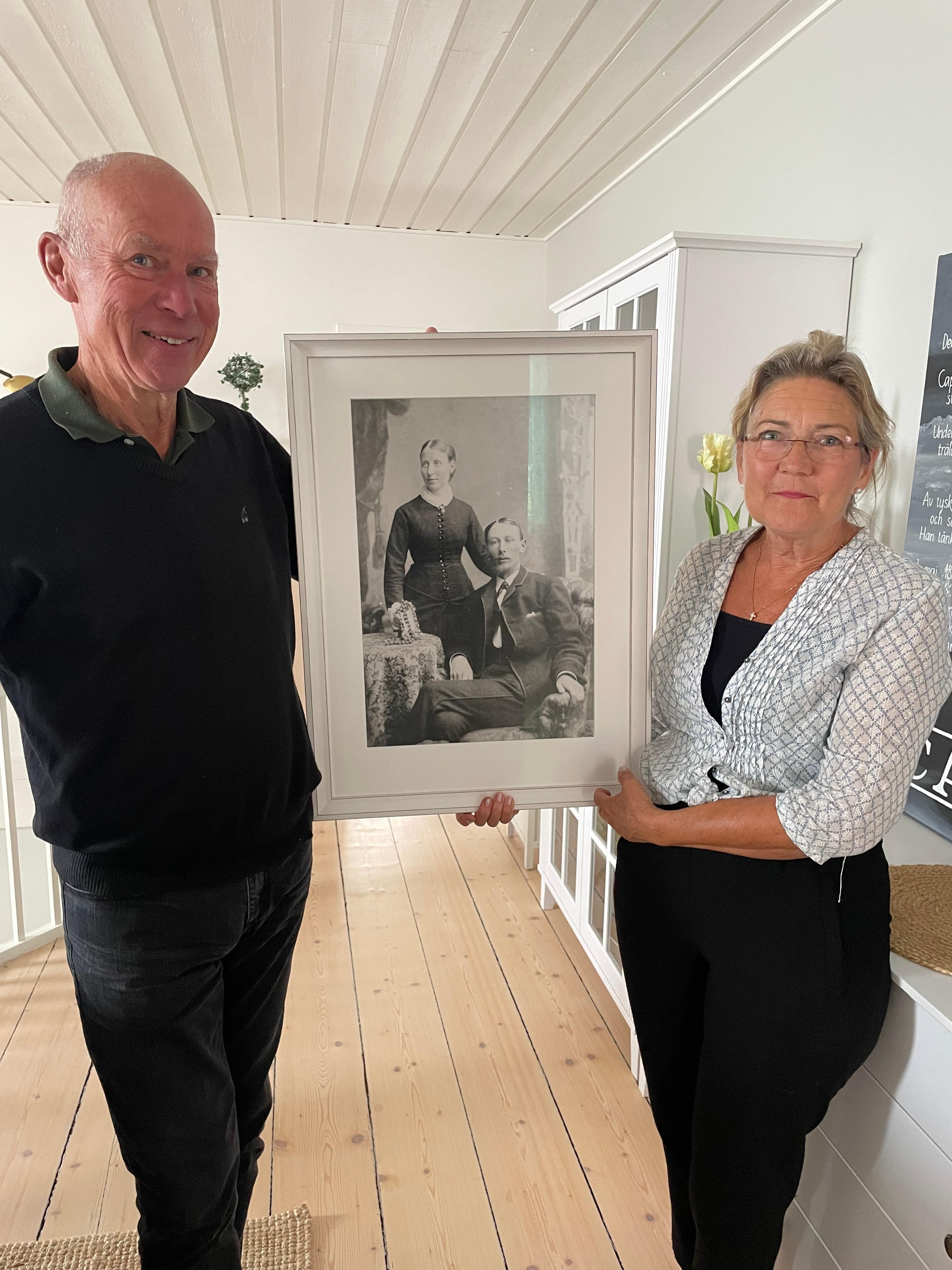 Makarna Sven-Erik och Jette med porträtt på makarna Boman