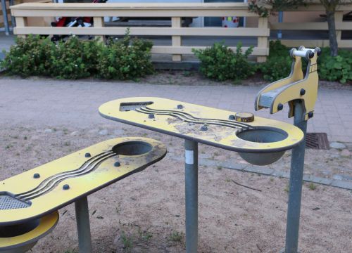 Gul vattenbana i sandlåda