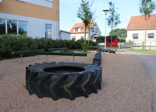 Balansbana med traktorsdäck i förgrunden