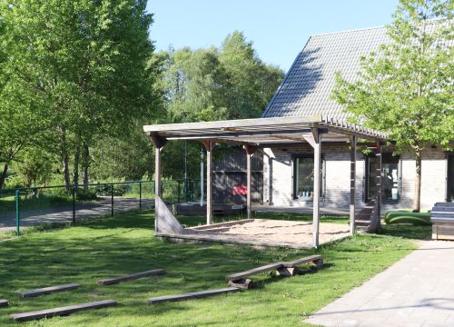 Balansbana med sandlåda i bakgrunden