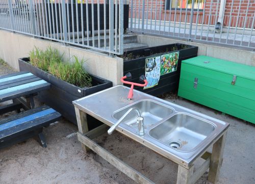 Utediskbänk, bord, bänkar och lådor