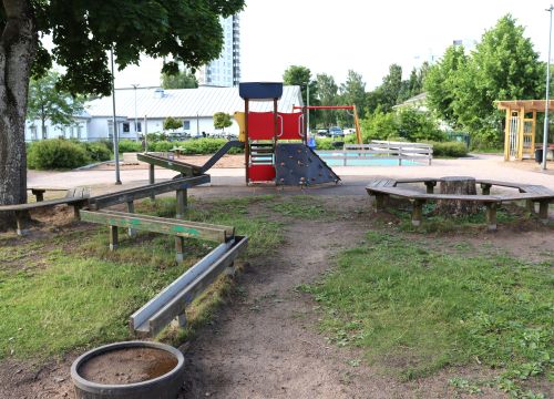 Vattenbana med klätterställning och bänkar i bakgrunden