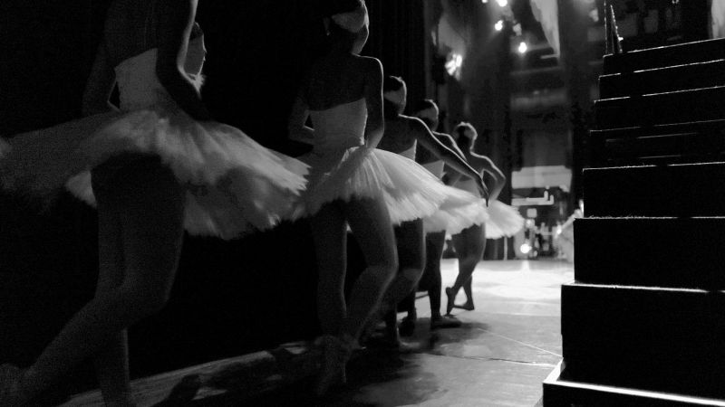 Barn iklädda ballerinakläder som ska gå ut och dansa