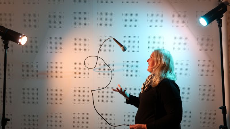 Tjej som spelar på elbas