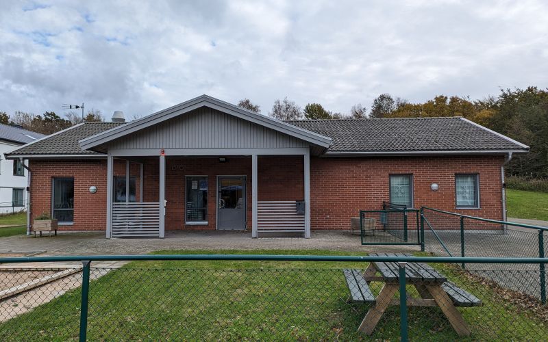 Stenfalkens Hus, en röd tegelbyggnad. 