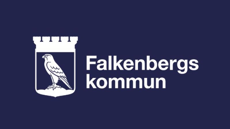 Falkenbergs kommuns logotyp i vitt mot en mörkblå bakgrund.