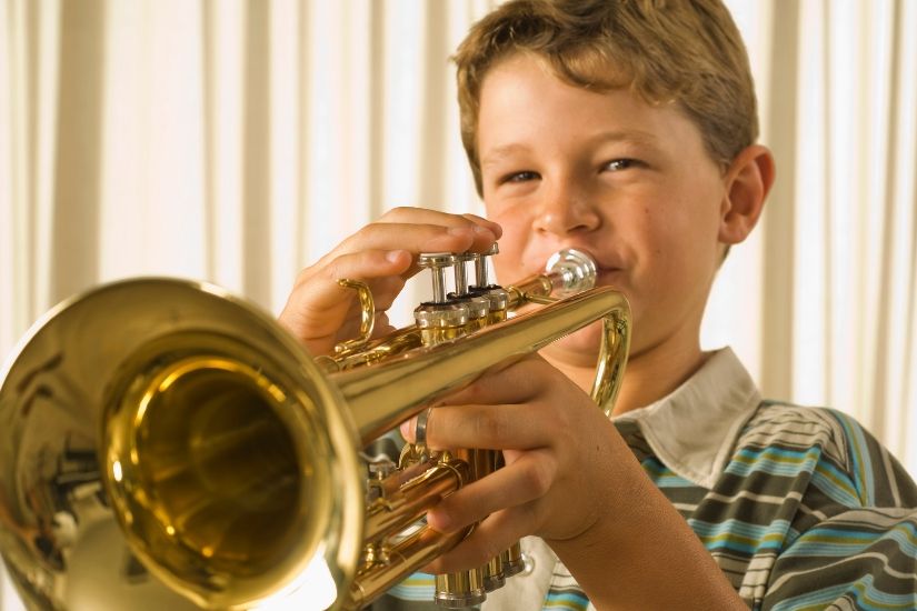 Pojke spelar trumpet
