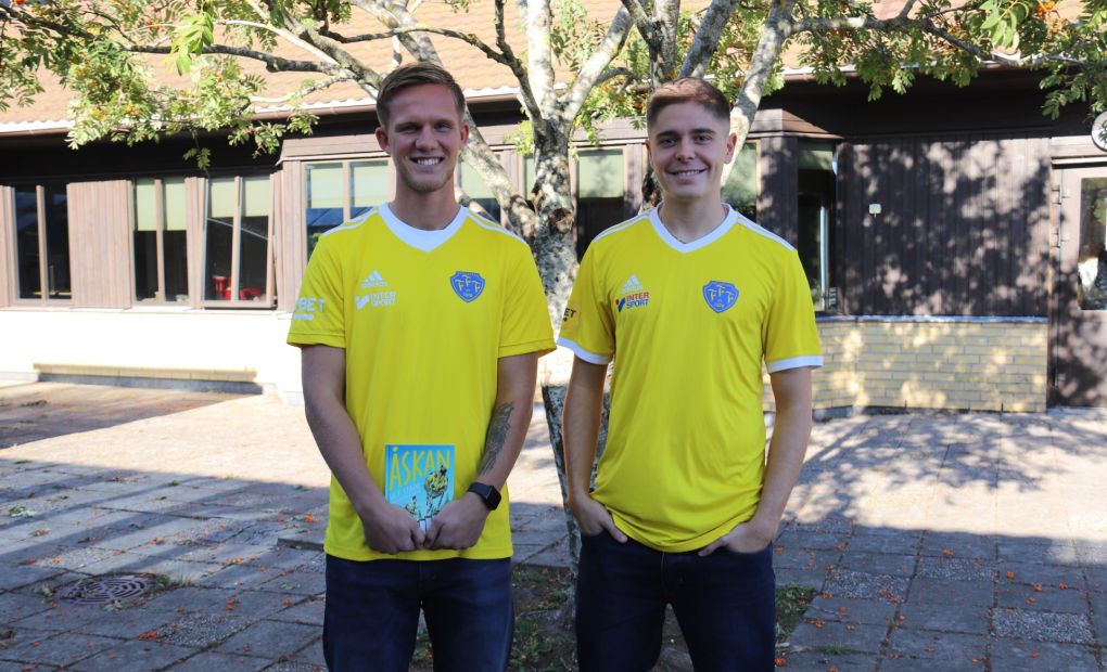 Två fortbollsspelare från Falkenbergs FF, iklädda gula lagtröjor